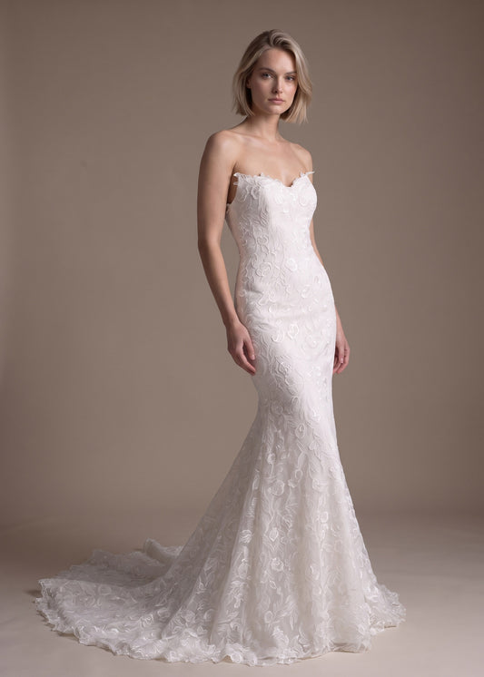 Elegant Sweetheart Mermaid Wedding Gown in Rose Lace